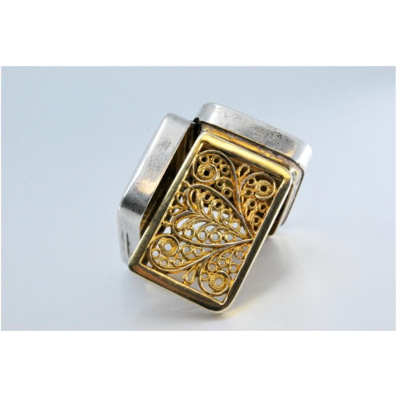 Brushed silver and gold lidded vinaigrette box from the George III period For Sale 3