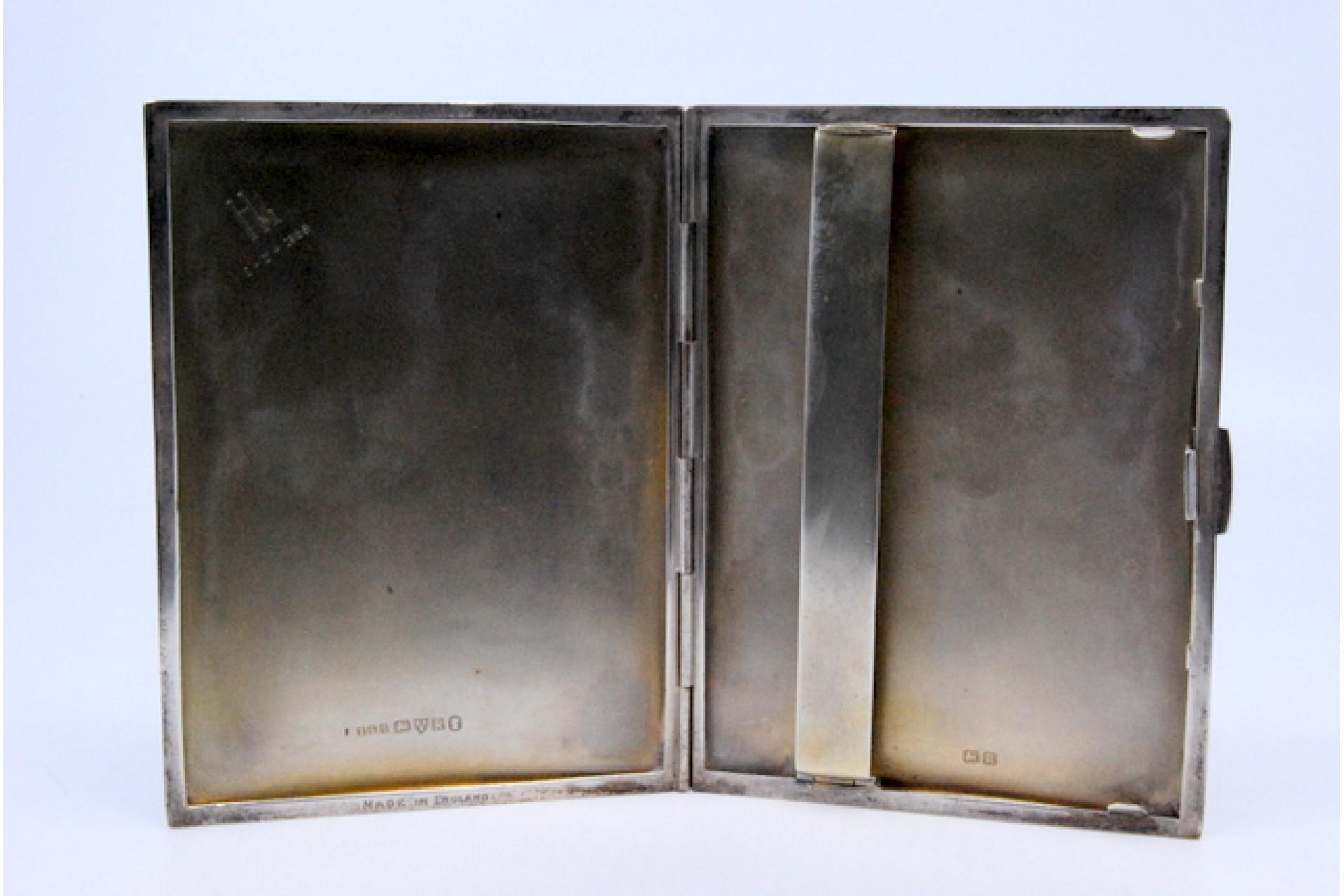 Brushed silver case with holder, monogram and hinged lid In Good Condition For Sale In Porto, PT