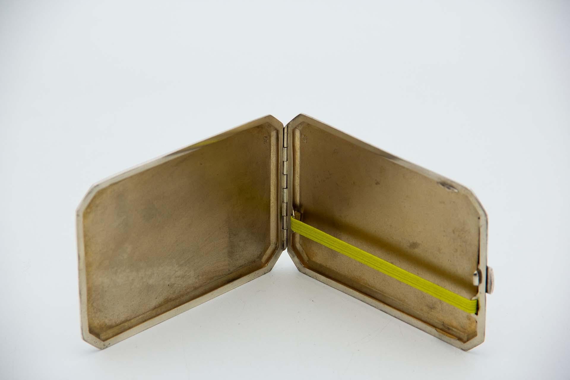 Description : Etui à cigarettes en argent brossé, de forme rectangulaire avec coins et bords biseautés. Métal : Argent. Origine : Portugais. Marque : javali II Titre. Poids : 115,46 grammes. Dimensions : 11,7 cm x 1 cm : 11,7cmx1cm. Contenu :