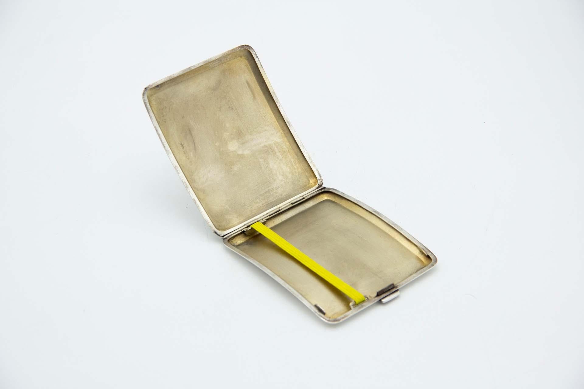 Description: Brushed silver cigarette case with a concave rectangular shape and gold interior. Metal: Silver. Origin: English. Brand: Birmingham. Weight: 113.26 grams. Dimensions: 10.4cmx1cm. Content: 925/1000. Assay Mark: Yes, 1924 by Thomas