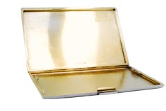 Portasigarette in argento spazzolato con scheda Monogram, interni dorati e coperchio a cerniera