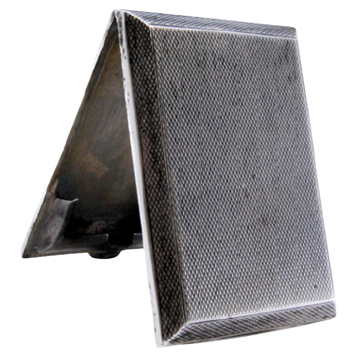 Descripción: Caja de cerillas de plata cepillada. Metal: Silver. Origen: Inglés. Marca: Birmingham. Peso: 39,71 gramos. Dimensiones: 6,5x4,5 cm. Contenido: 950/1000. Marca de ensayo: Sí, 1933. Información adicional: Buen estado.