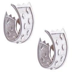 Ohrringe aus gebürstetem Silber mit gepunkteten Bändern von Crown Trifari, 1960er Jahre