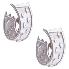 Boucles d'oreilles en argent brossé à ruban à pois par Crown Trifari, années 1960