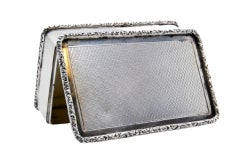 Caja de rapé de plata cepillada con frisos en el borde