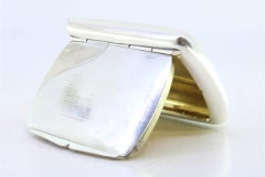 Schnupftabakdose aus gebürstetem Silber mit Scharnierdeckel und goldenem Innenband