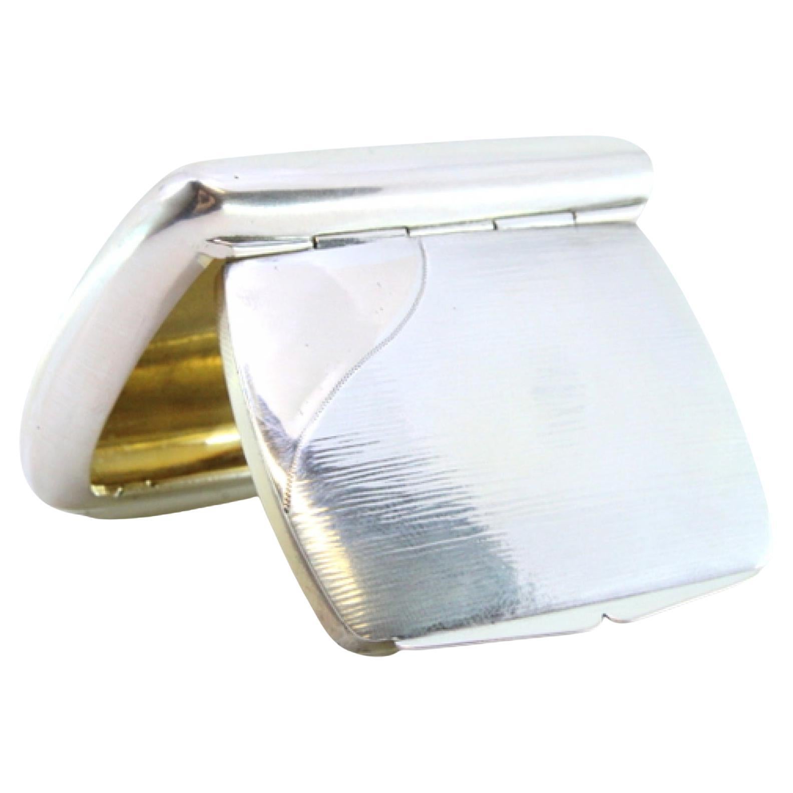 Tabatière en argent brossé avec couvercle à charnière et ruban intérieur doré en vente