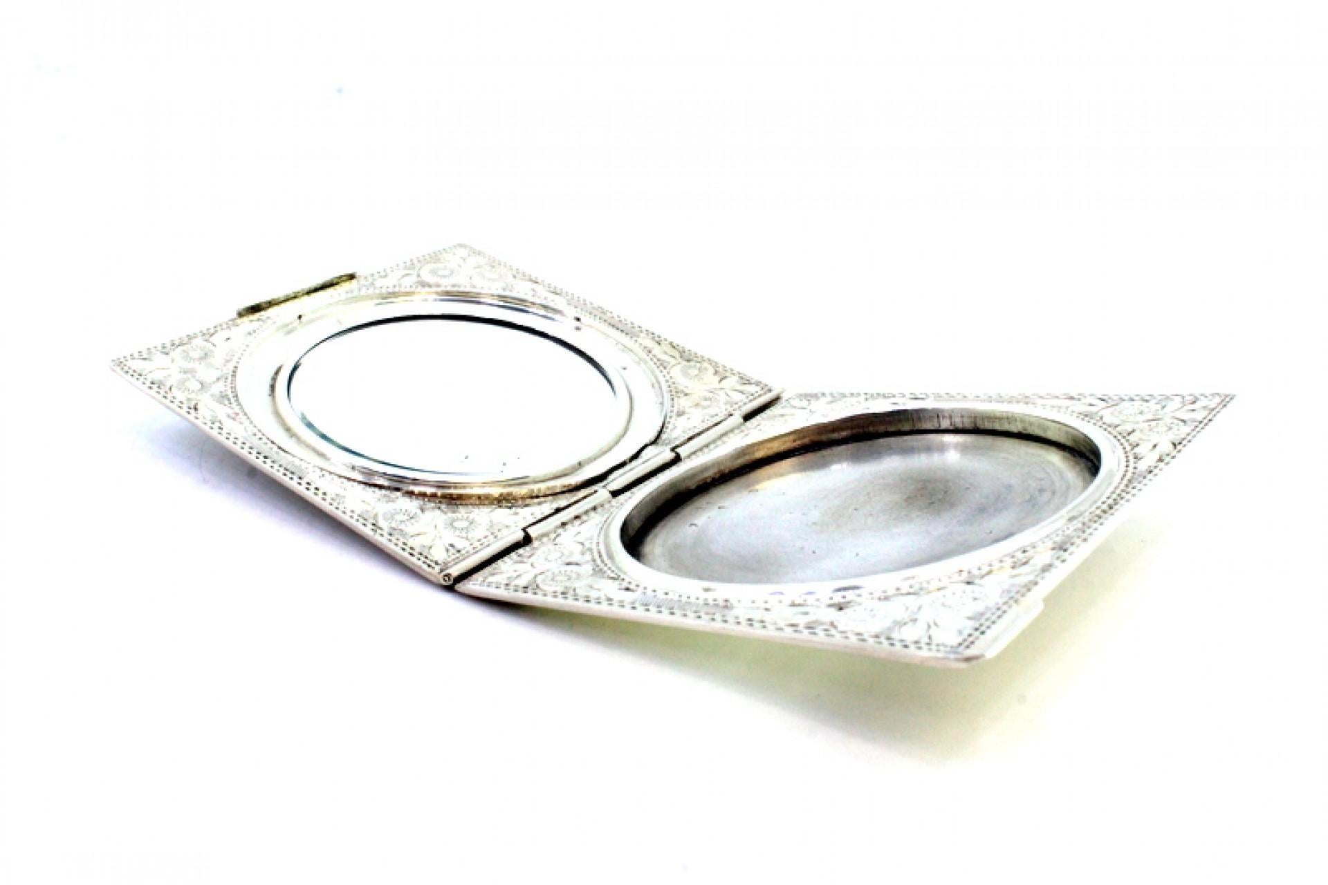 Brushed silver toiletry box with floral engraving and mirror In Good Condition For Sale In Porto, PT