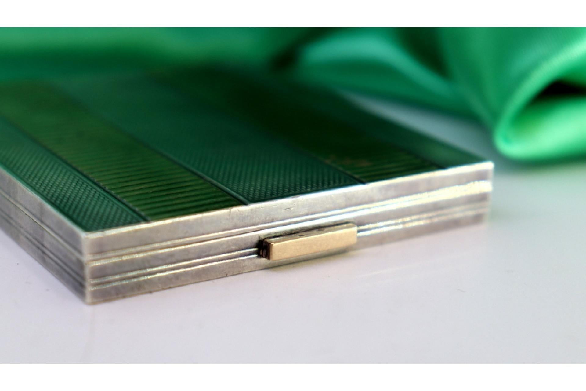 Brushed silver toiletry box with gold bands and powder-puff mirror In Good Condition For Sale In Porto, PT