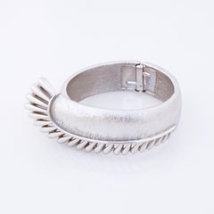 Bracelet jonc à charnières ailées en argent brossé par Crown Trifari, années 1960