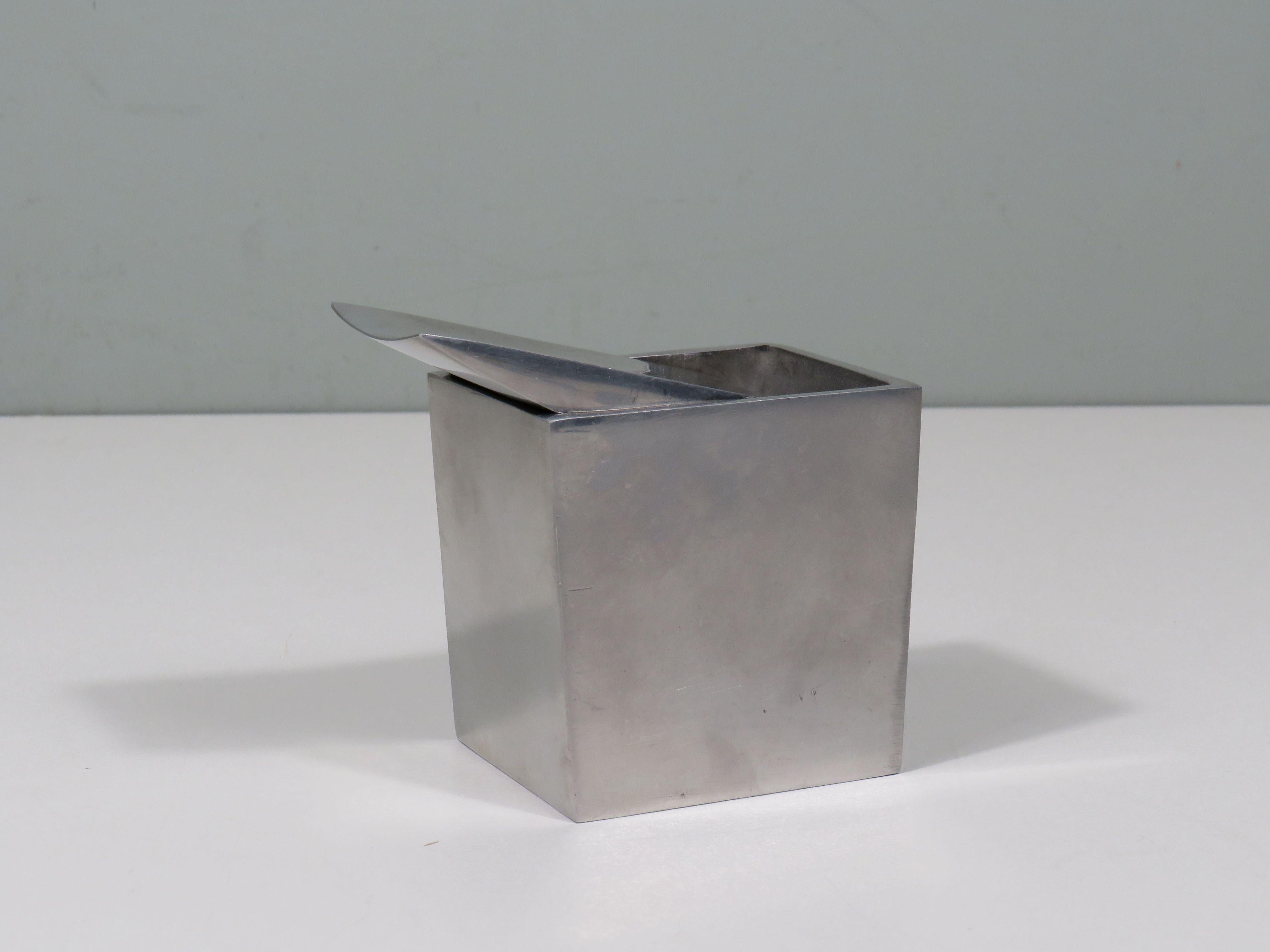 A design classic for your interior
This brushed stainless steel ashtray by Philippe Starck for XO embodies refinement and modernity. Perfect for both indoors and outdoors, it is a must-have accessory for those who love functional design pieces. A