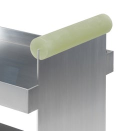 Carrello da bar in acciaio inox spazzolato di Studio Anansi con maniglia in resina, personalizzabile