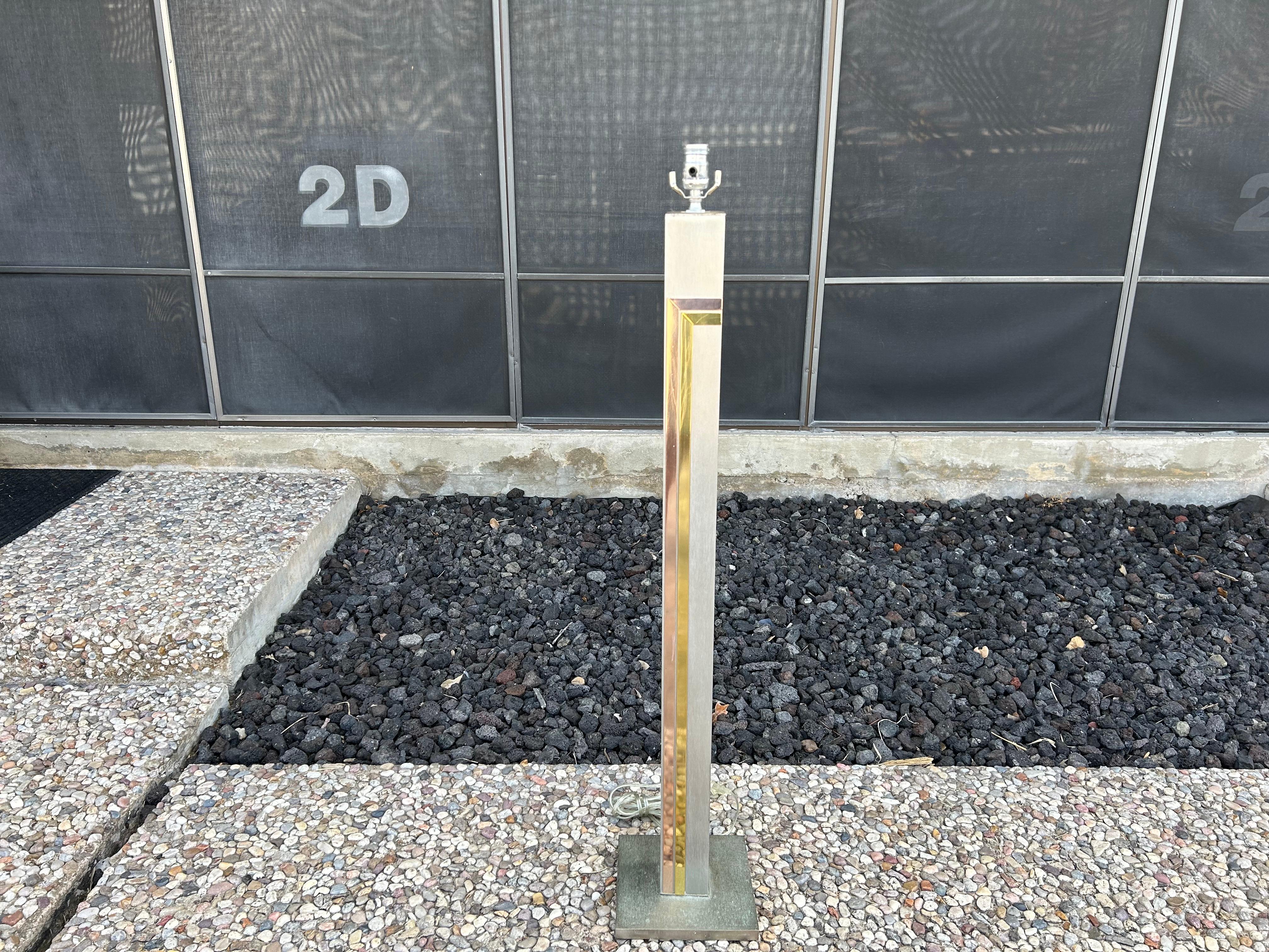 Brushed Stainless Steel Floor Lamp By Pierre Cardin For Laurel.
Offered is a classic brushed stainless steel floor lamp or reading lam with brass and copper acccents designed by Pierre Cardin for Laurel lamp company.
This vintage floor lamp or