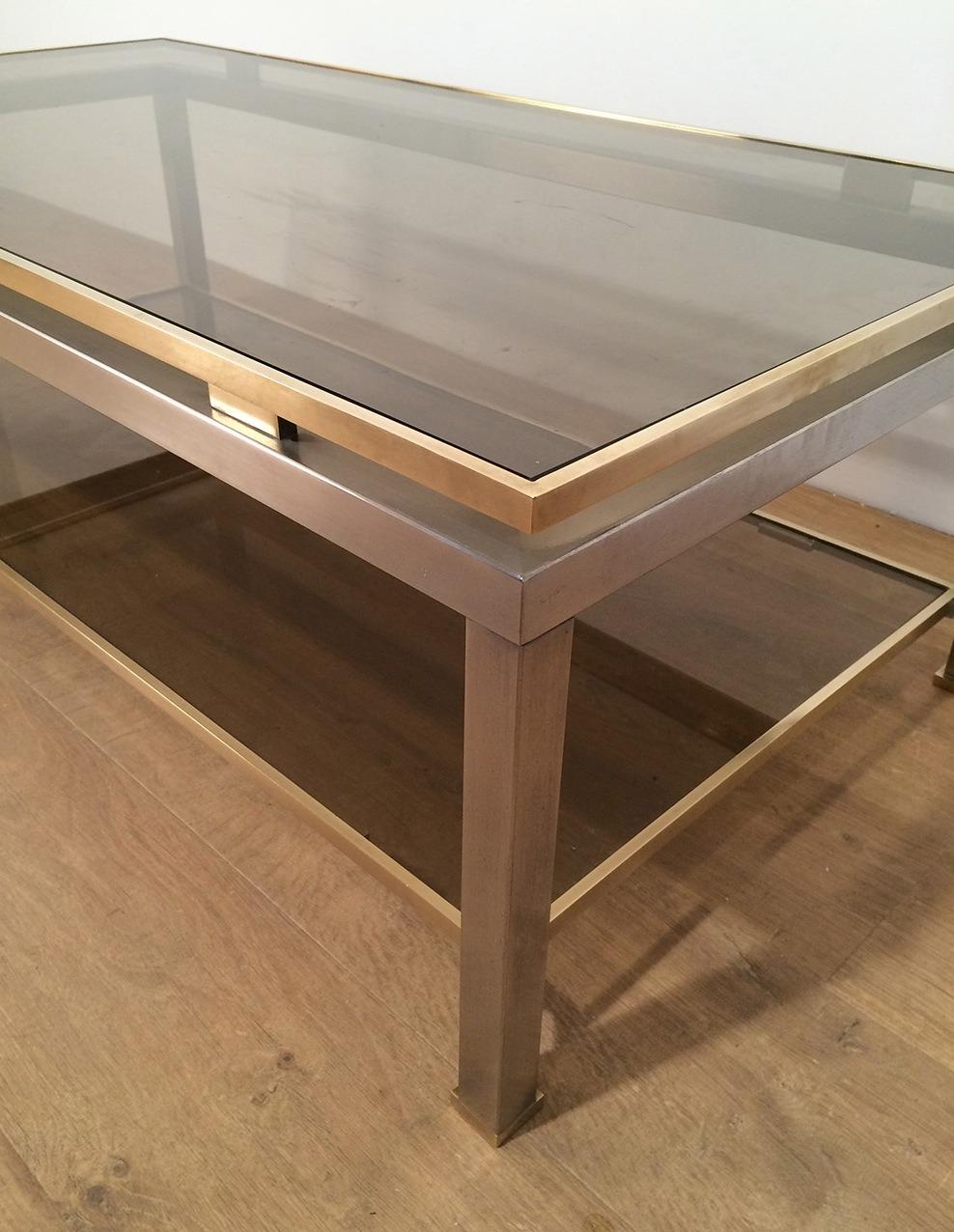 Table basse en acier brossé et laiton. Oeuvre française de Guy Lefèvre pour la Maison Jansen. Circa 1970