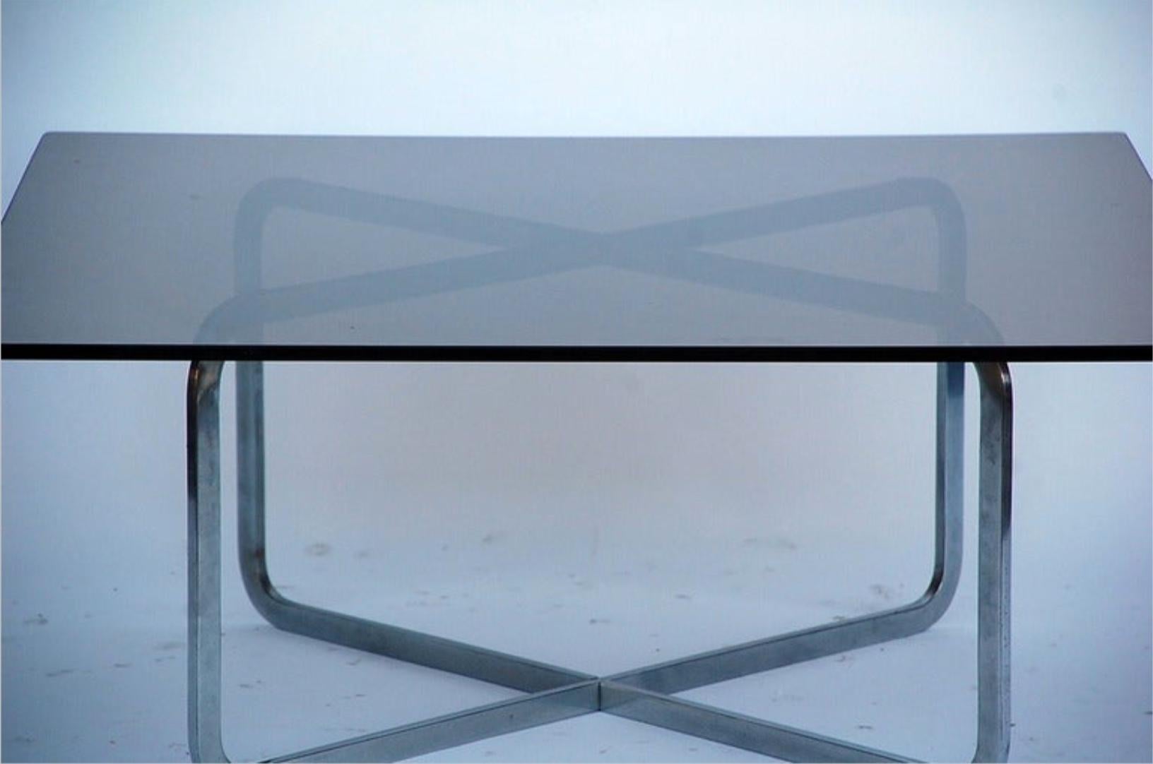 Table basse minimaliste en acier brossé et verre fumé dans le style de Michel Boyer.