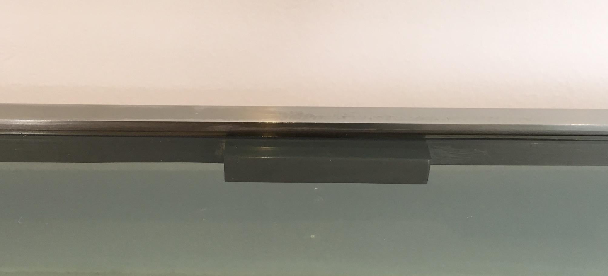 Konsolentisch aus gebürstetem Stahl mit Glasplatten, von Guy Lefèvre für Maison Jansen im Angebot 5