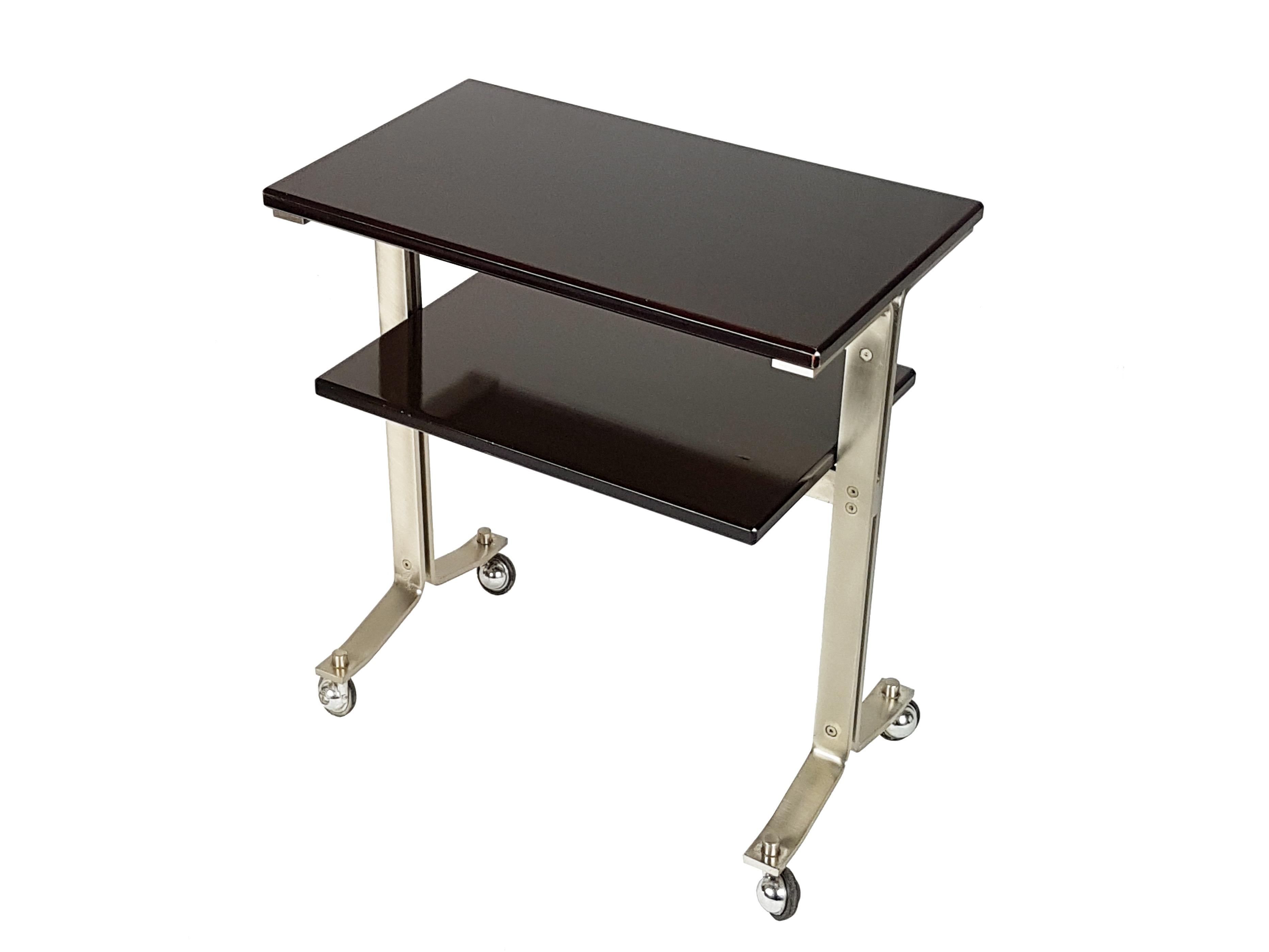 Chariot de bureau, téléviseur ou de service Formanova des années 1960 en acier brossé et bois teinté Bon état - En vente à Varese, Lombardia