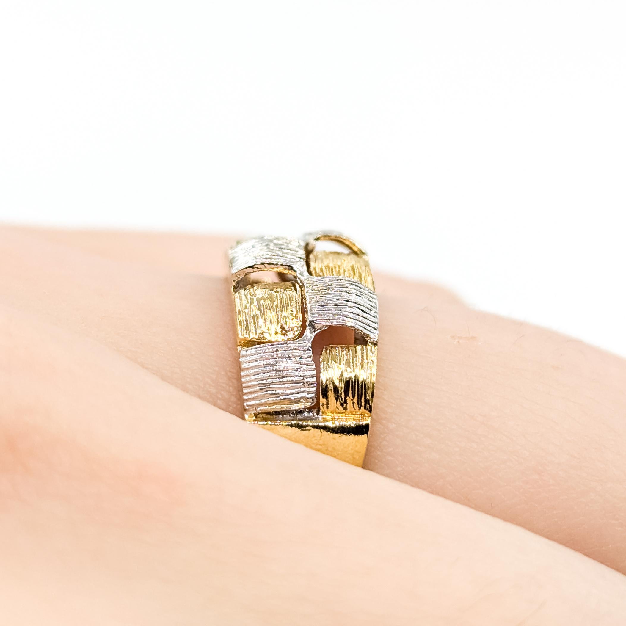 Brushed Two-Tone Basket-Textured Ring in 18k Two-Tone Gold In condizioni ottime in vendita a Bloomington, MN