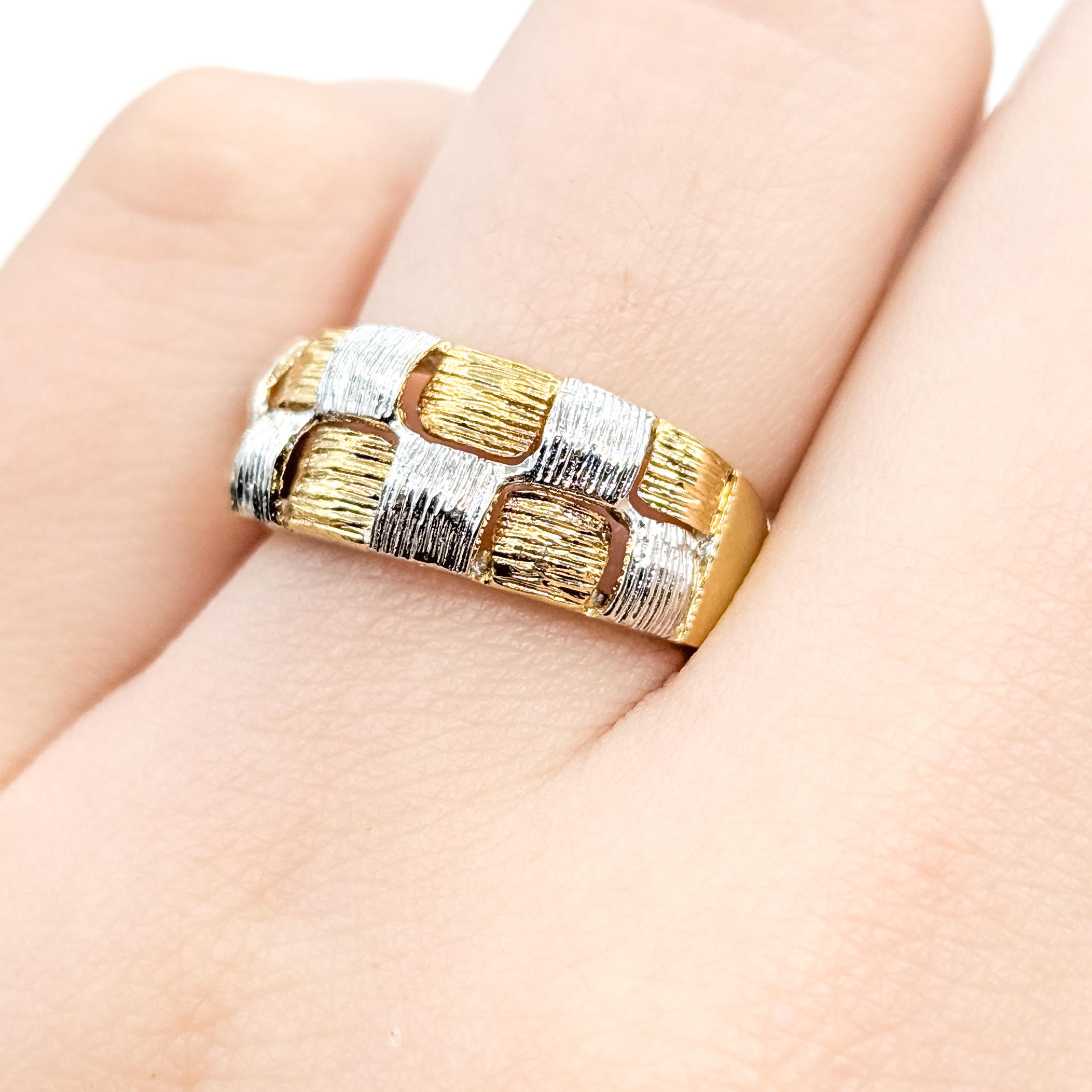da uomo o donna Brushed Two-Tone Basket-Textured Ring in 18k Two-Tone Gold in vendita