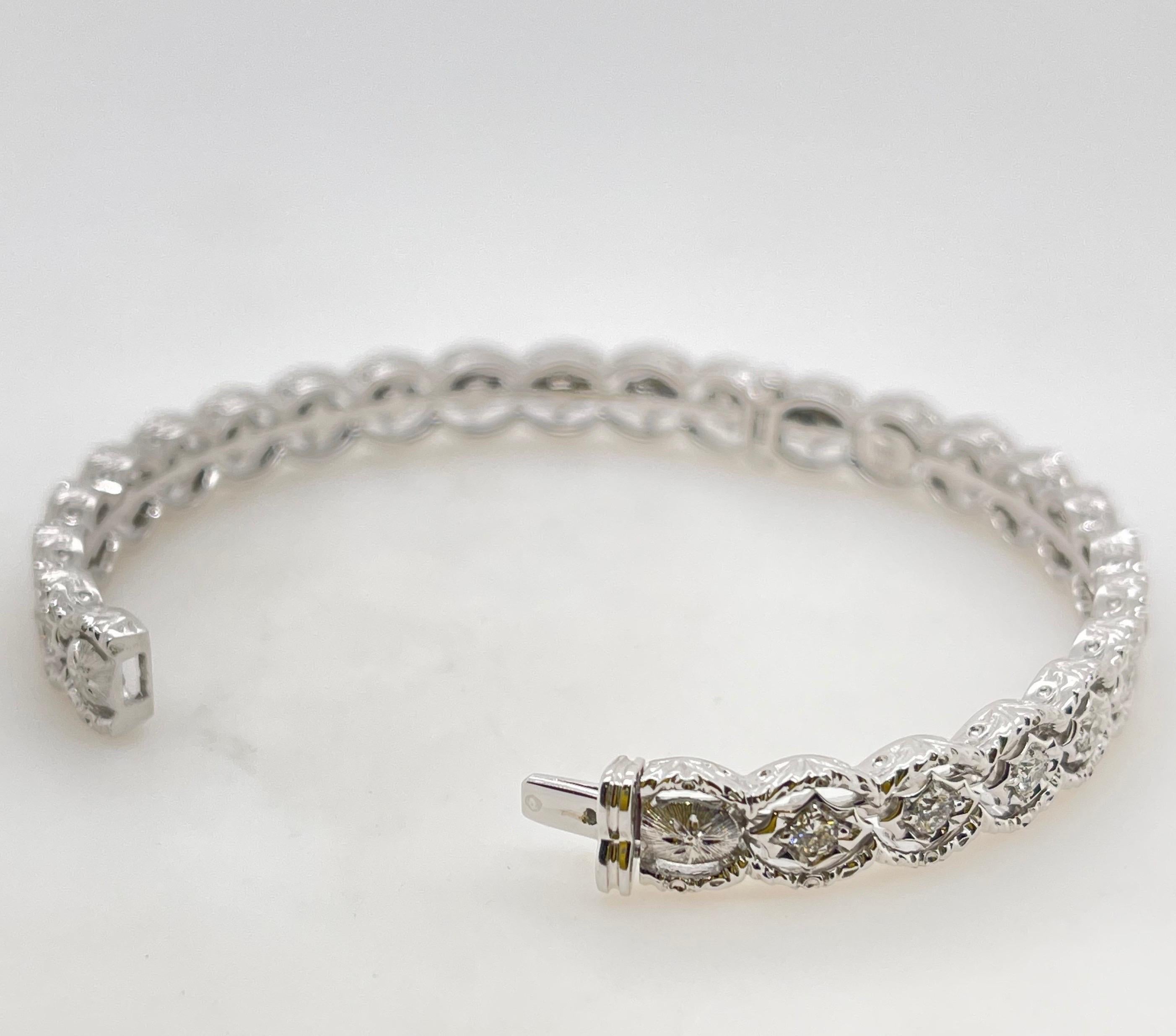 Bracelet jonc à charnière en or blanc brossé avec diamants ronds Neuf - En vente à Toronto, CA