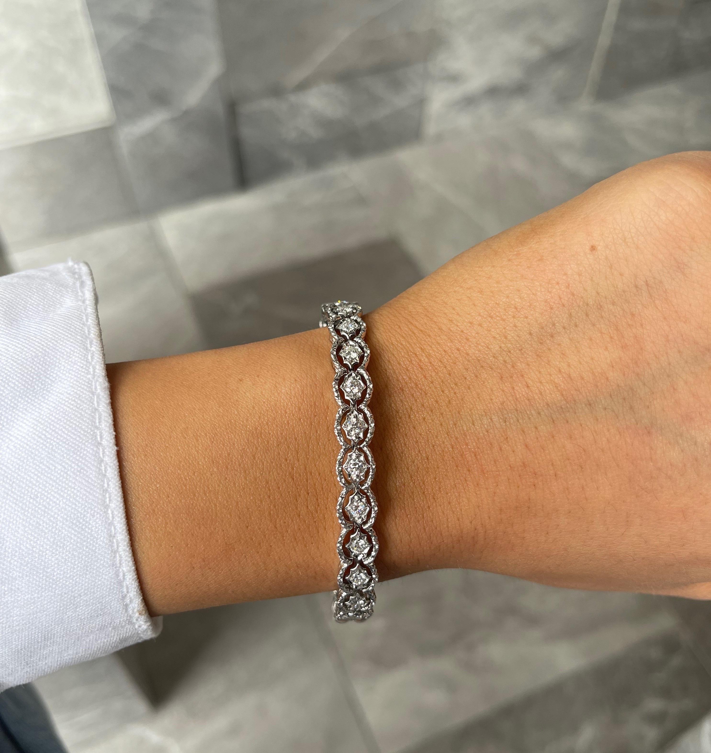 Bracelet jonc à charnière en or blanc brossé avec diamants ronds Pour femmes en vente