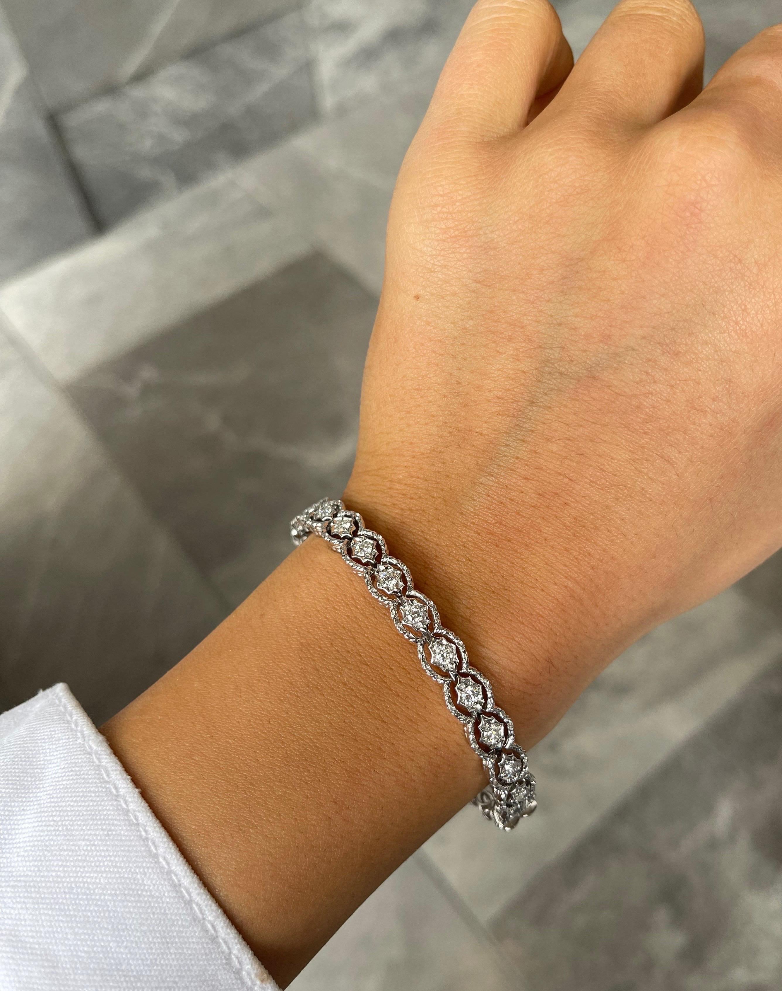 Bracelet jonc à charnière en or blanc brossé avec diamants ronds en vente 1