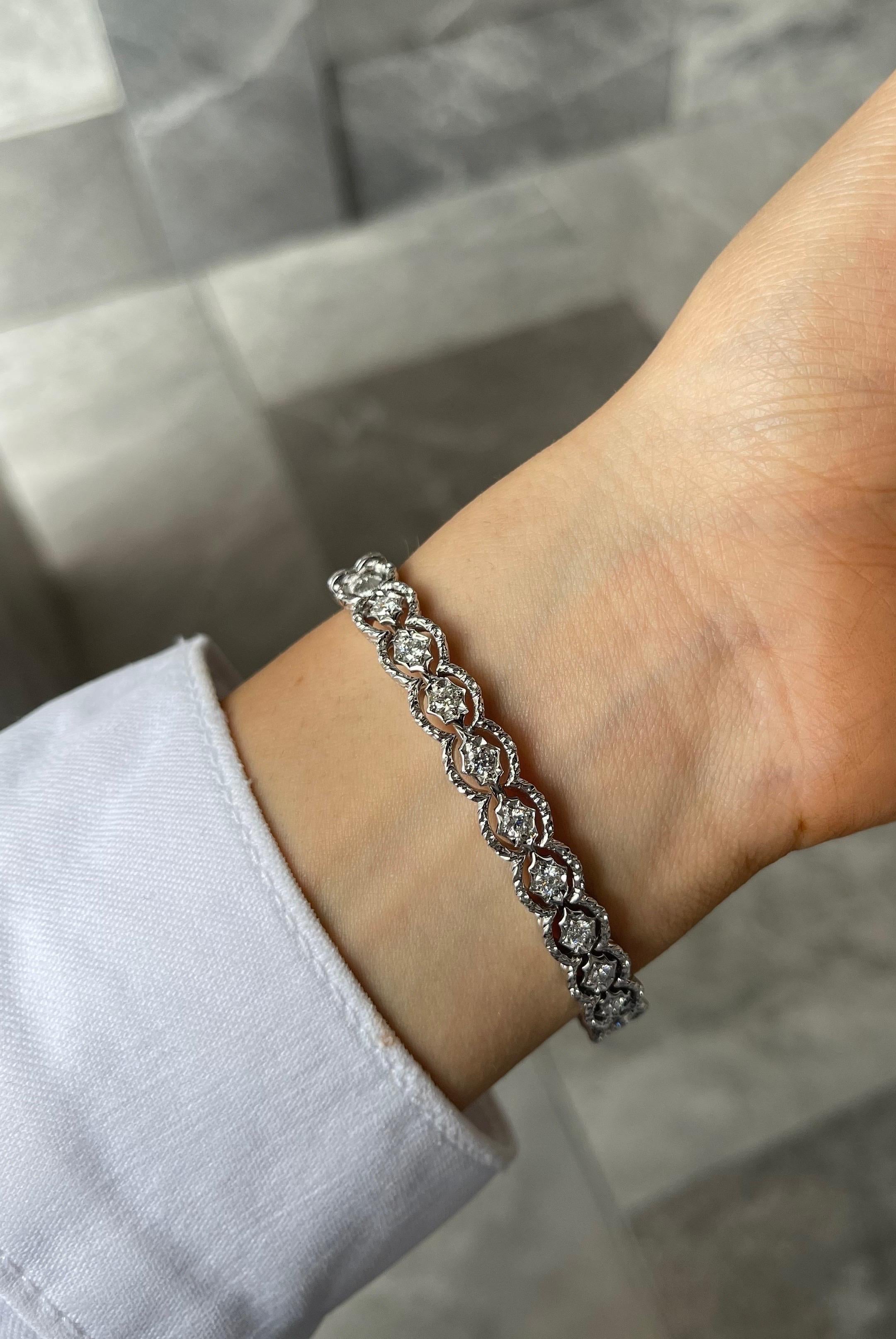 Bracelet jonc à charnière en or blanc brossé avec diamants ronds en vente 2