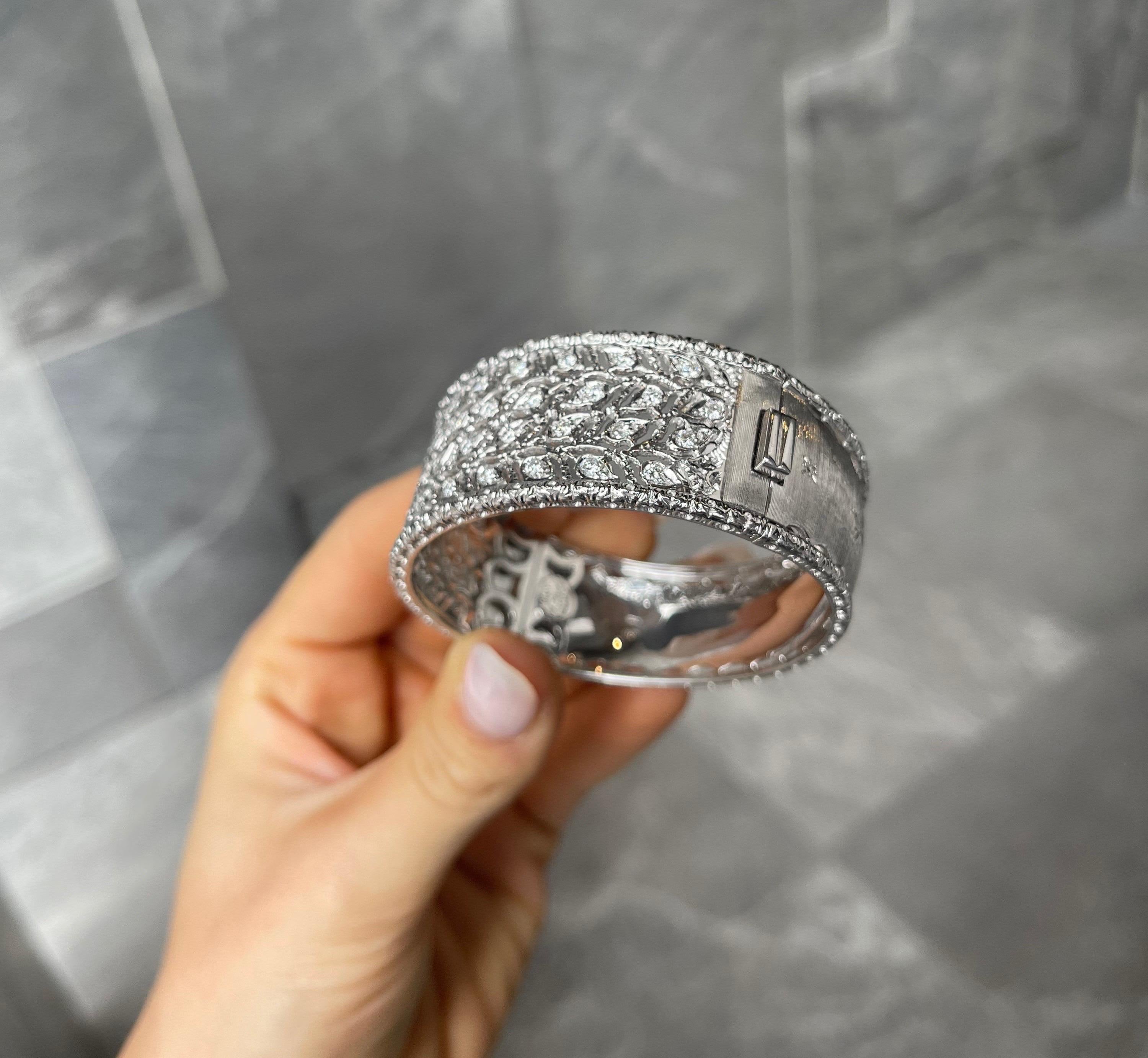Manchette à charnière en or blanc brossé et feuilles rondes de diamants en vente 9