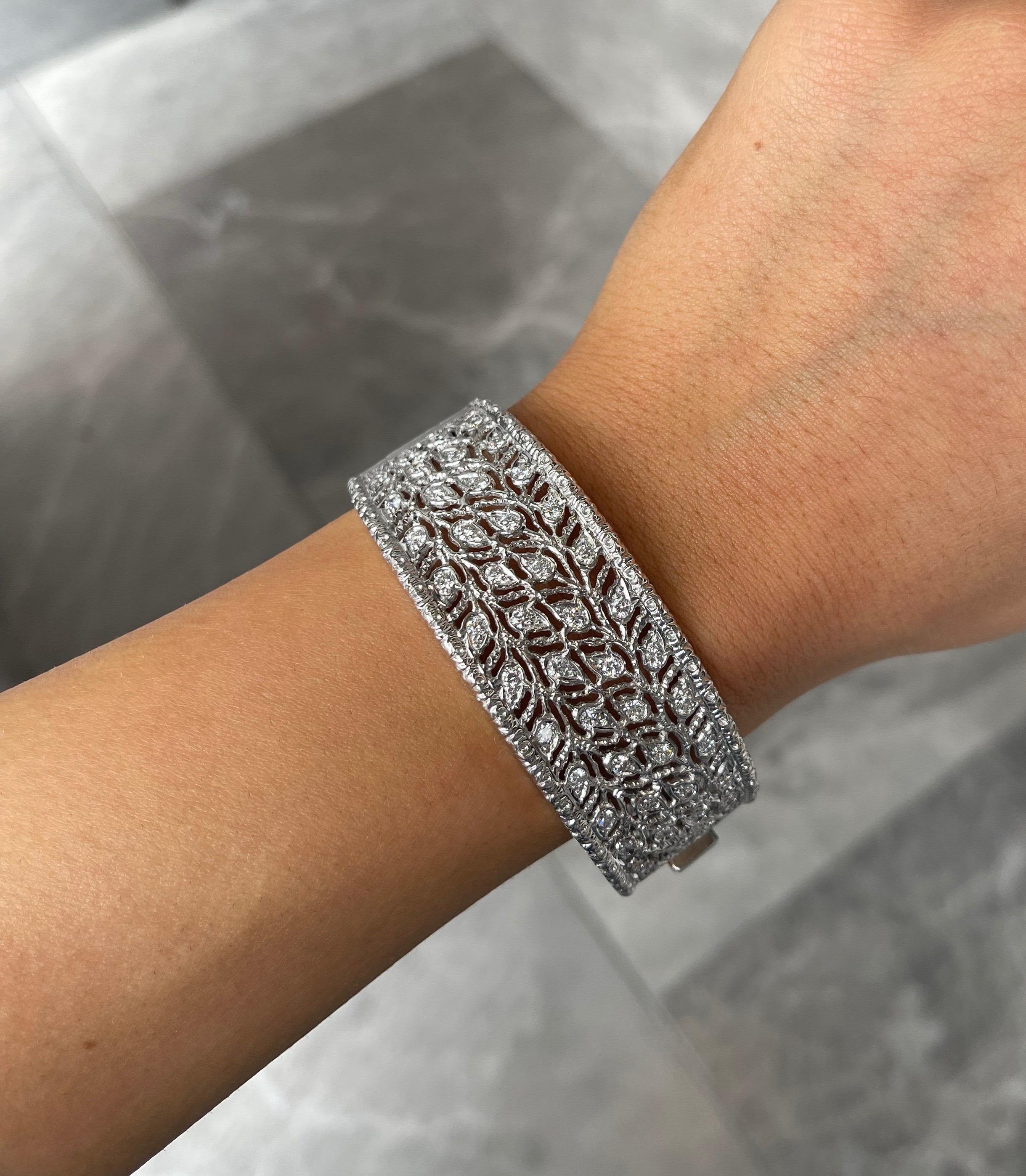 Manchette à charnière en or blanc brossé et feuilles rondes de diamants en vente 4
