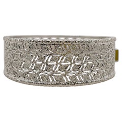 Brazalete con bisagra de oro blanco cepillado y diamante redondo en forma de hoja