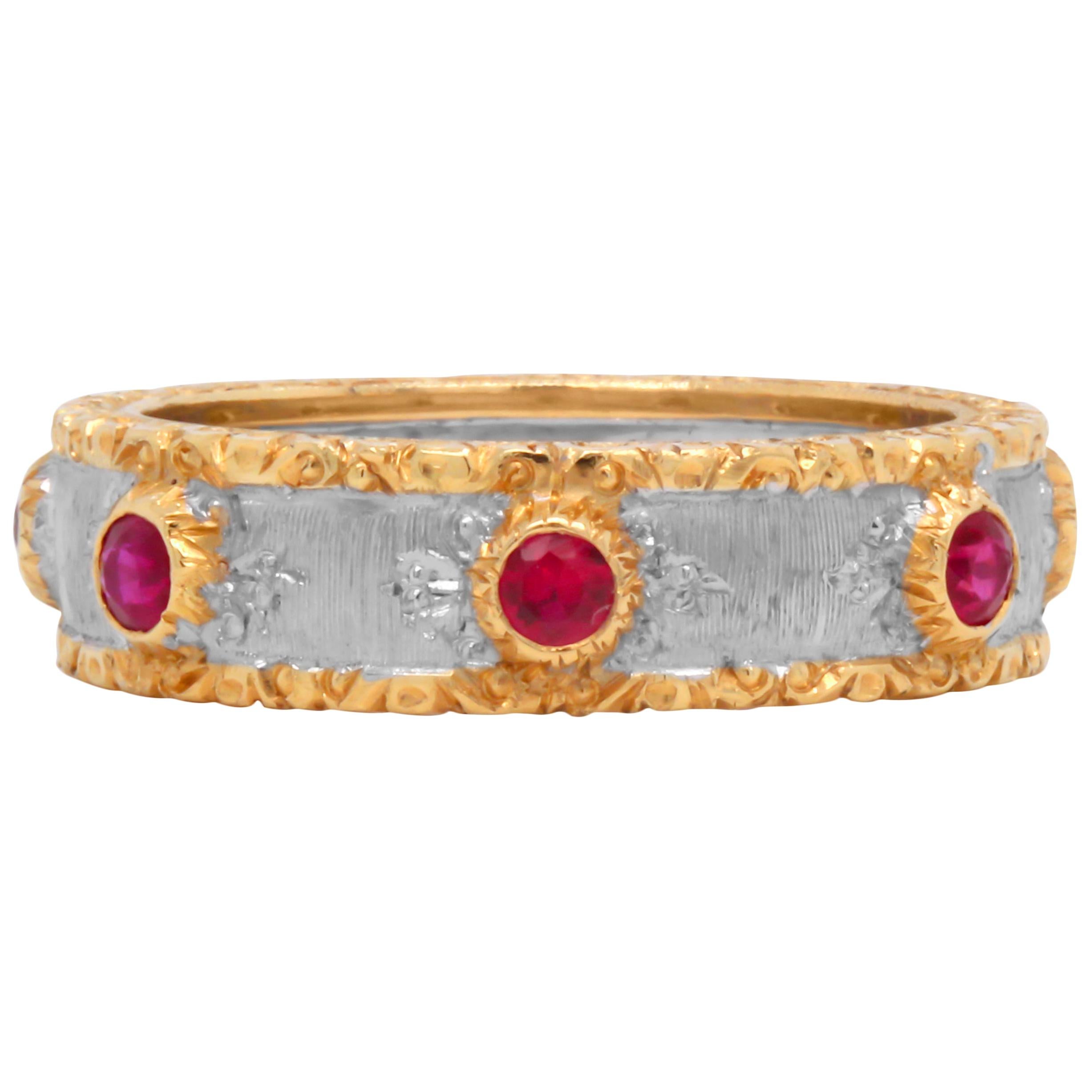 Anillo de oro bicolor amarillo y blanco cepillado con rubíes en venta