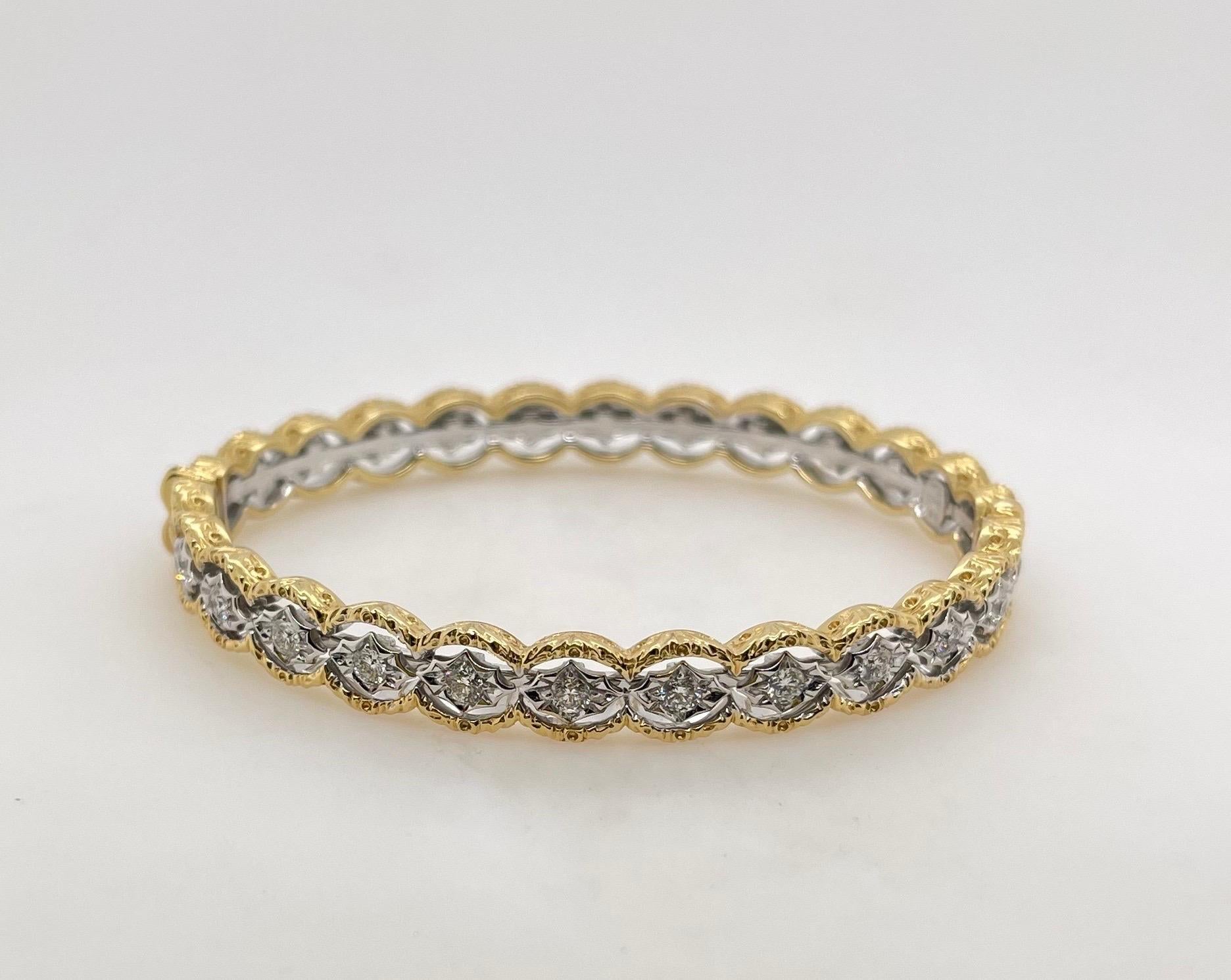 Armreif mit Scharnier aus gebürstetem Gelbgold mit runden Diamanten und Weißgold im Zustand „Neu“ im Angebot in Toronto, CA
