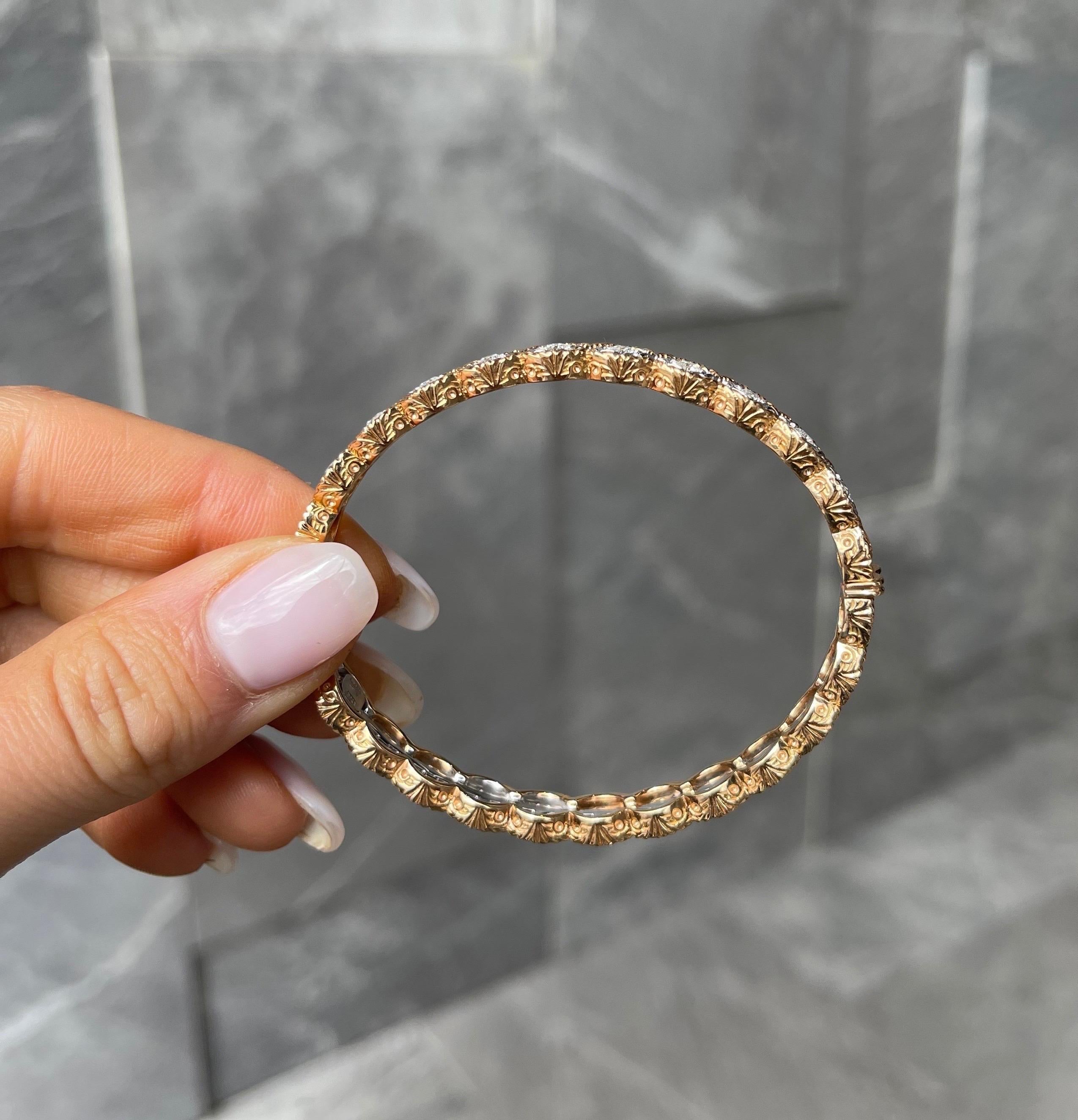 Armreif mit Scharnier aus gebürstetem Gelbgold mit runden Diamanten und Weißgold im Angebot 1
