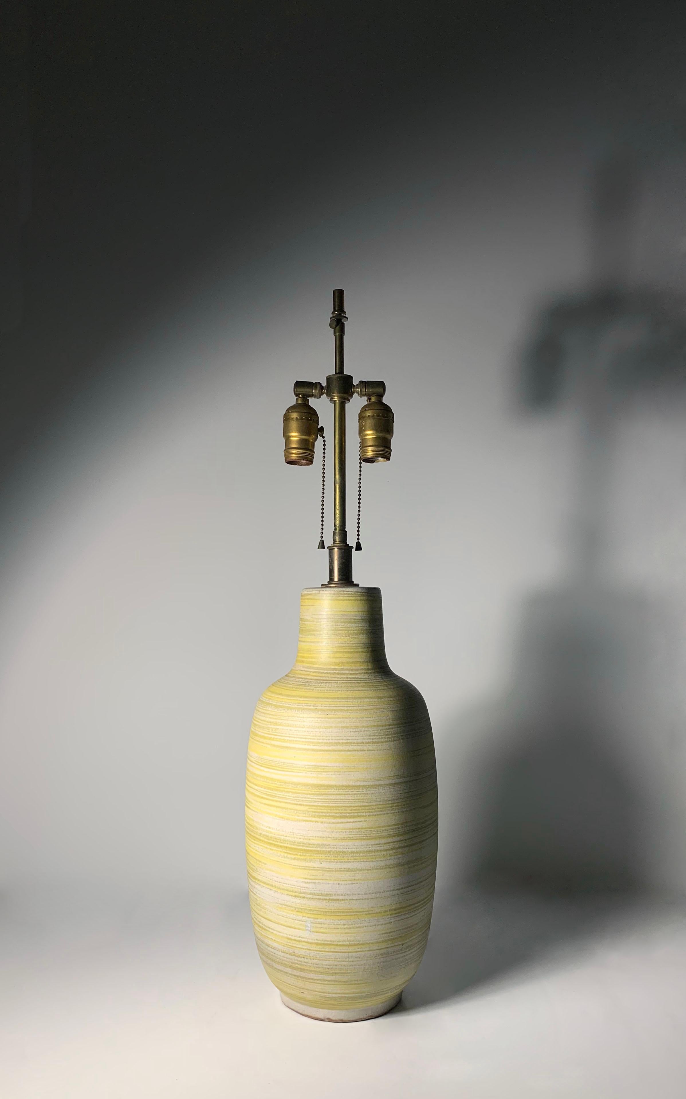Mid-Century Modern Lampe de table en céramique jaune/vert brossée de Lee Rosen pour Design Technics en vente