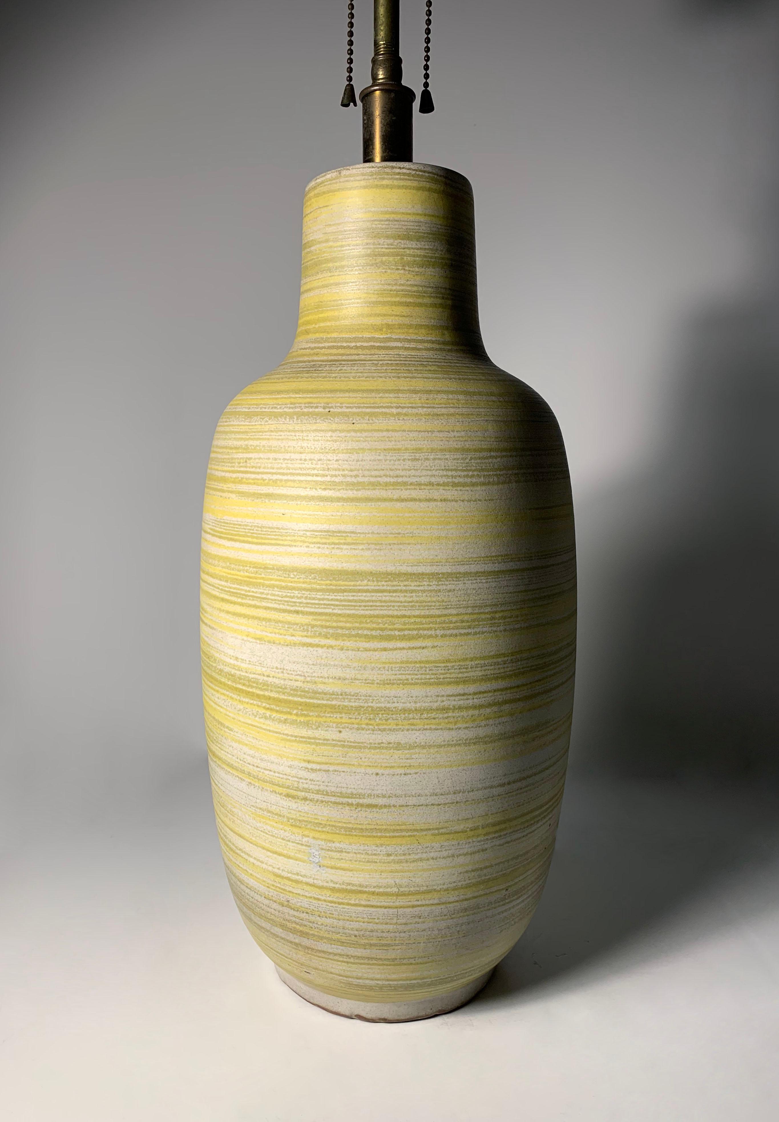 Américain Lampe de table en céramique jaune/vert brossée de Lee Rosen pour Design Technics en vente