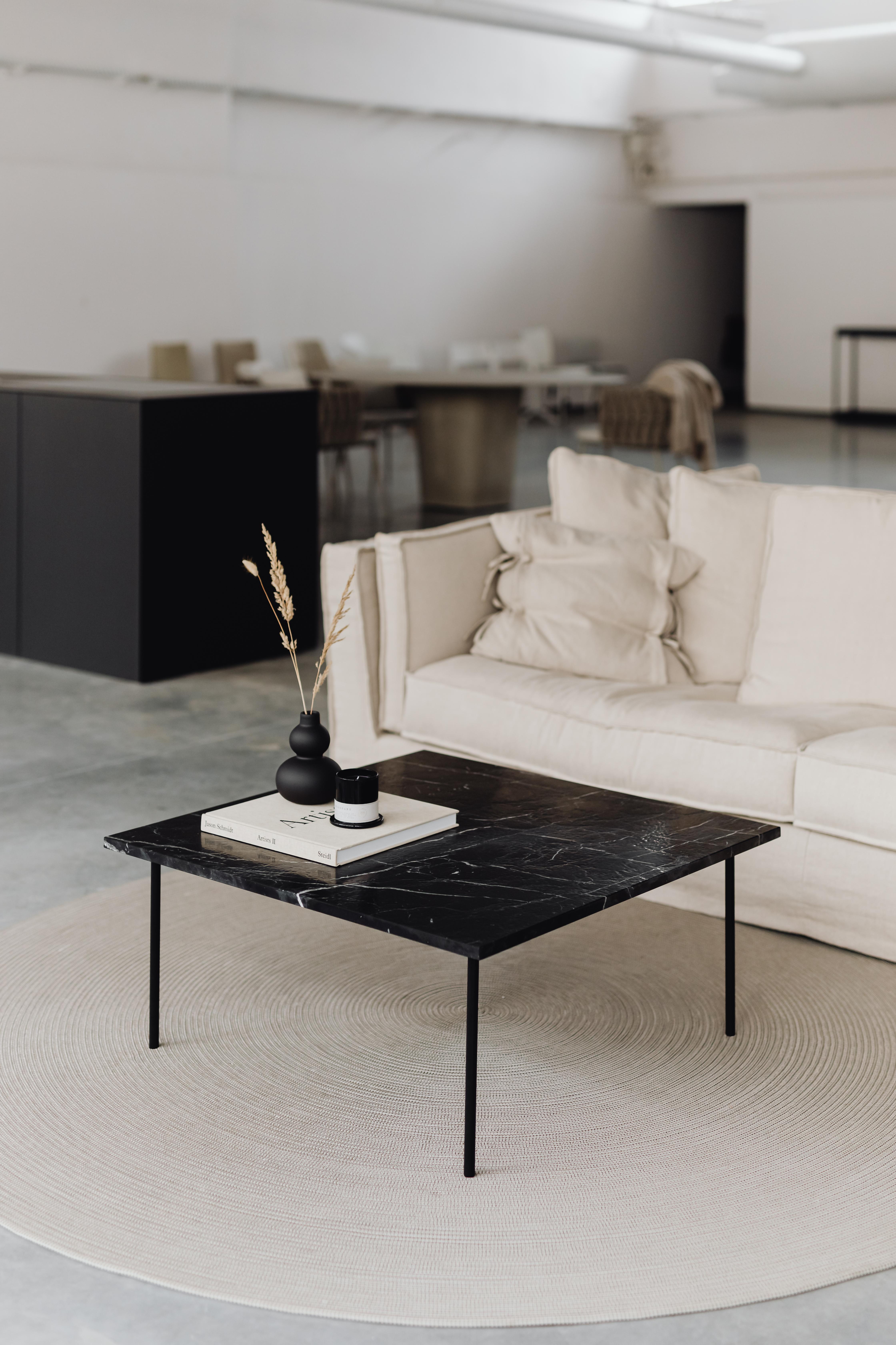 Table basse Brushh par Un'common
Conçu par Małgorzata Korycka.
Dimensions : D 80 x L 80 x H 35 cm.
Matériaux : Marbre Nero Marquina brossé.

Disponible en différentes options de pierre : Carrara et Nero Marquina. Disponible en finition polie ou