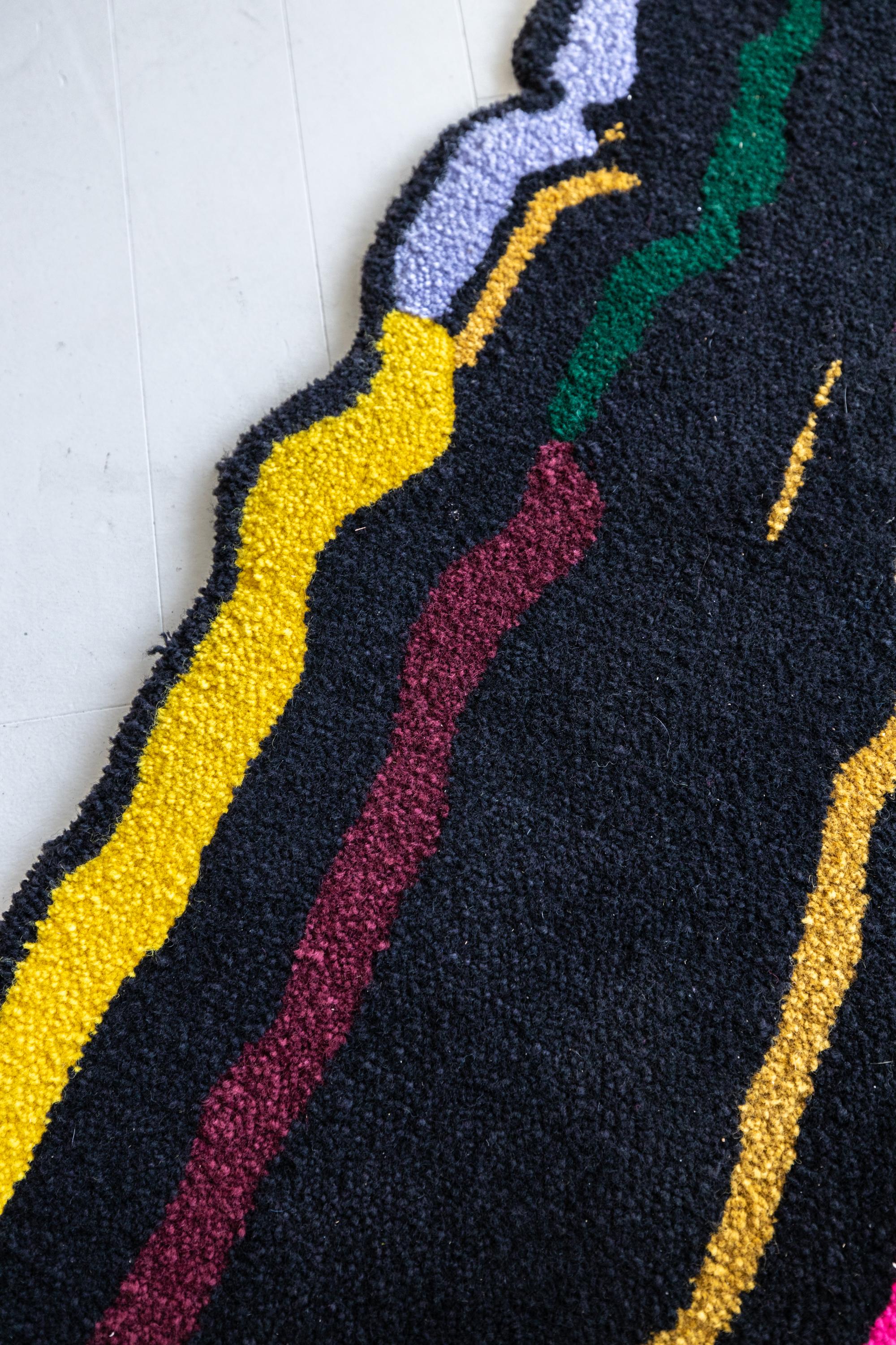 Teppich mit Pinselstrichen-Motiv, farbenfroher abstrakter getufteter Teppich (groß) (Wolle) im Angebot