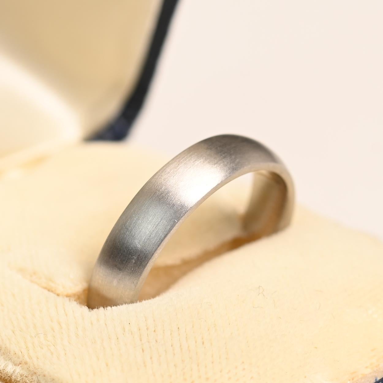 Questa raffinata fede nuziale da 5 mm è realizzata a mano in platino massiccio e offre un'eleganza senza tempo e una durata eccezionale. A differenza degli anelli fusi prodotti in serie, questa fascia è meticolosamente modellata e rifinita a mano,