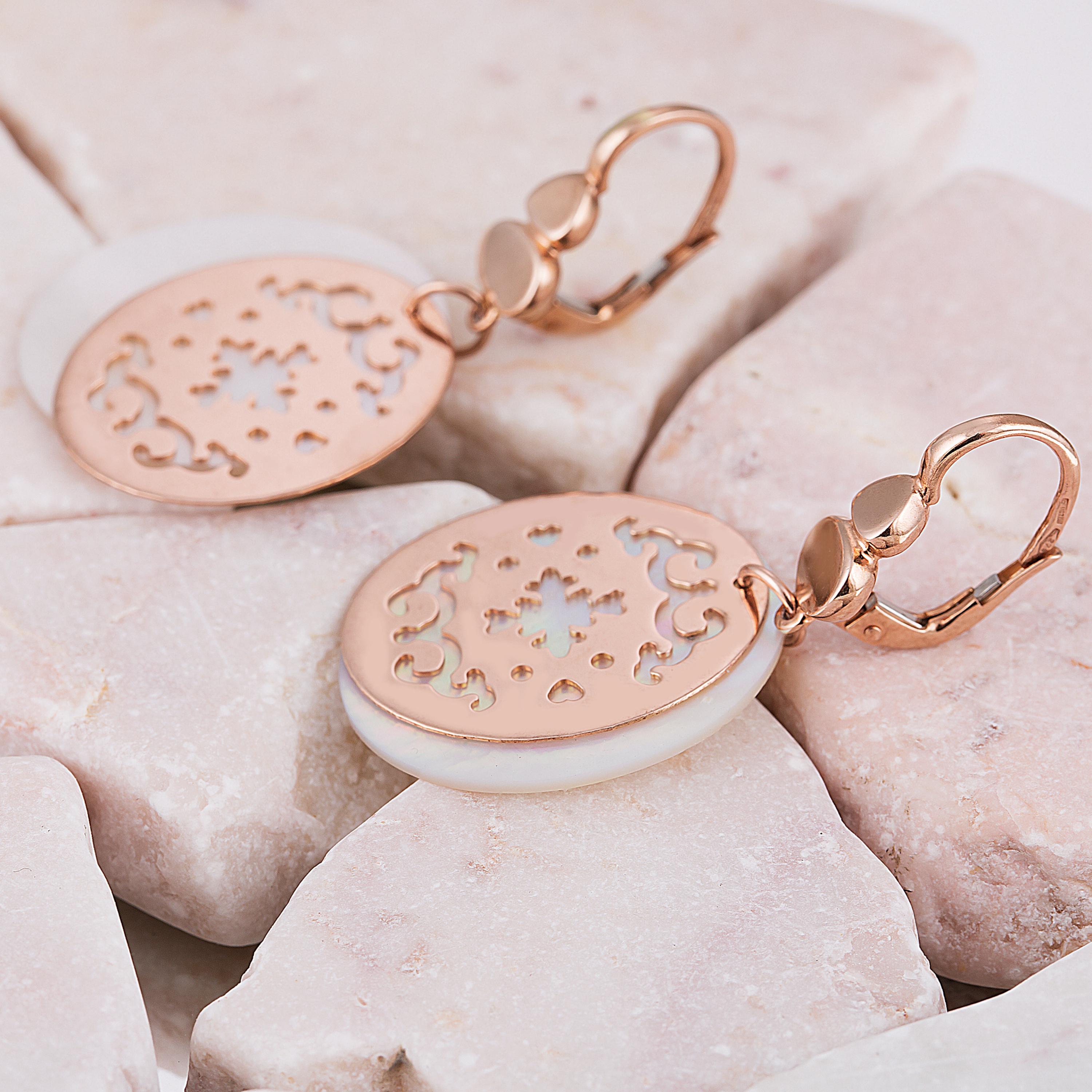 Splendidi orecchini a goccia
Gli orecchini sono in oro rosa 18 carati
Dischi ovali in madreperla
Gli orecchini misurano 1,5