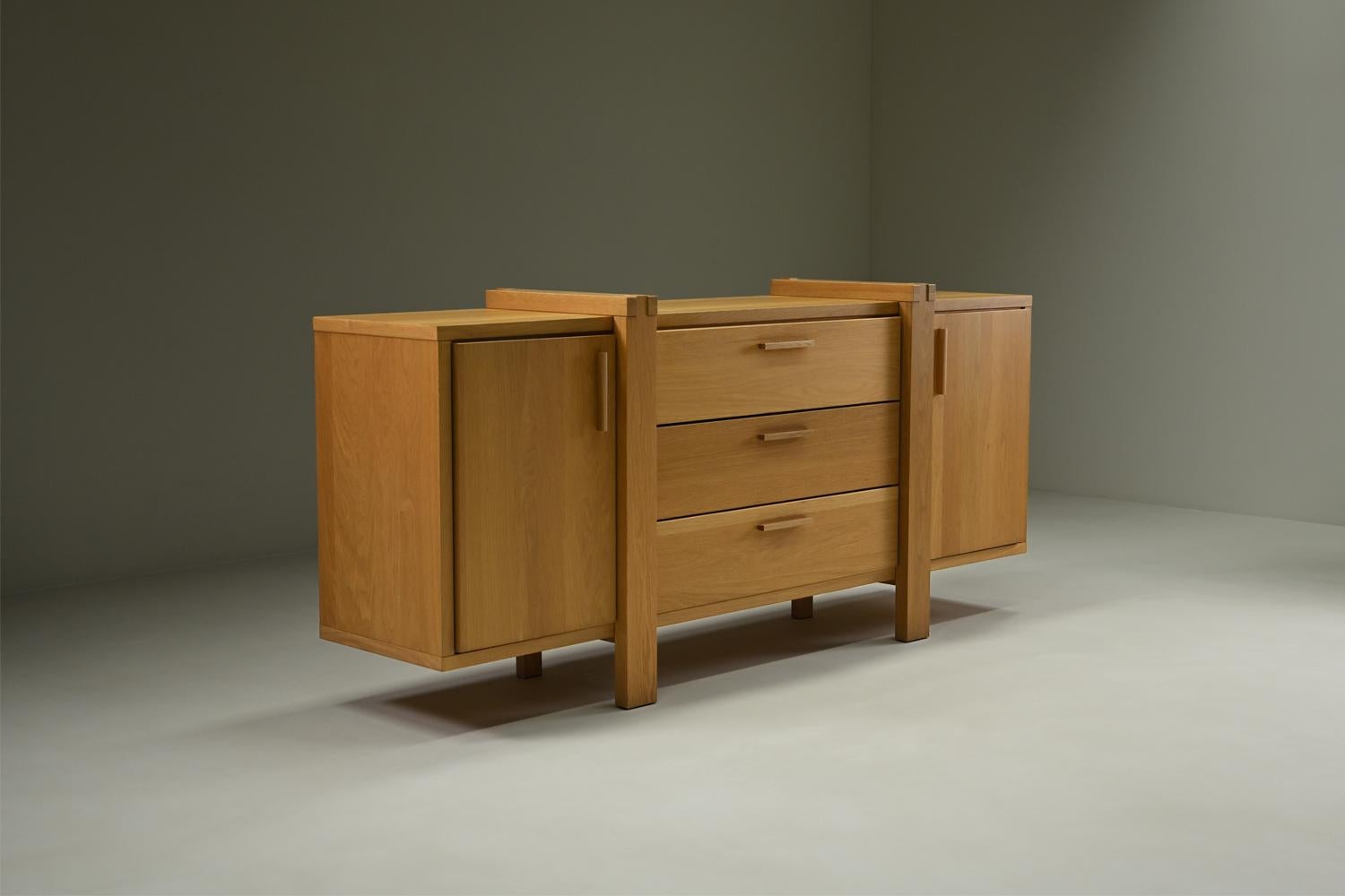 Brutalismo Brustalist oak sideboard, Belgium. in vendita