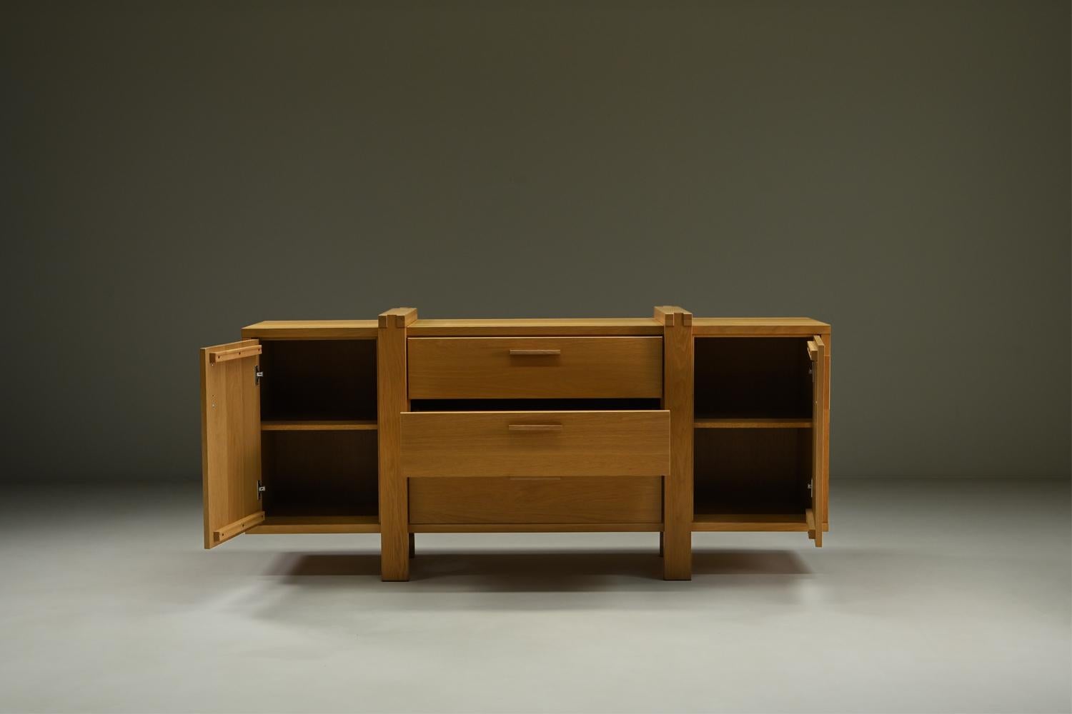 Belga Brustalist oak sideboard, Belgium. in vendita
