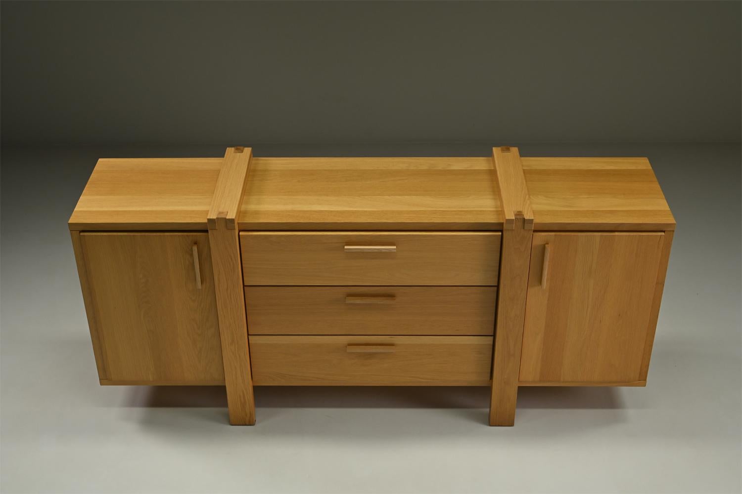 Brustalist oak sideboard, Belgium. In condizioni buone in vendita a Landgraaf, NL