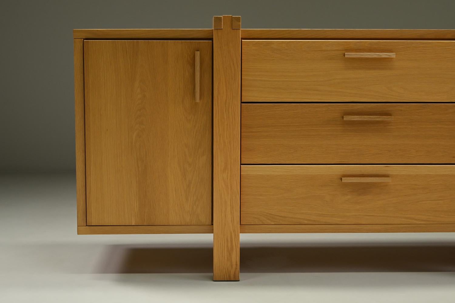 XX secolo Brustalist oak sideboard, Belgium. in vendita