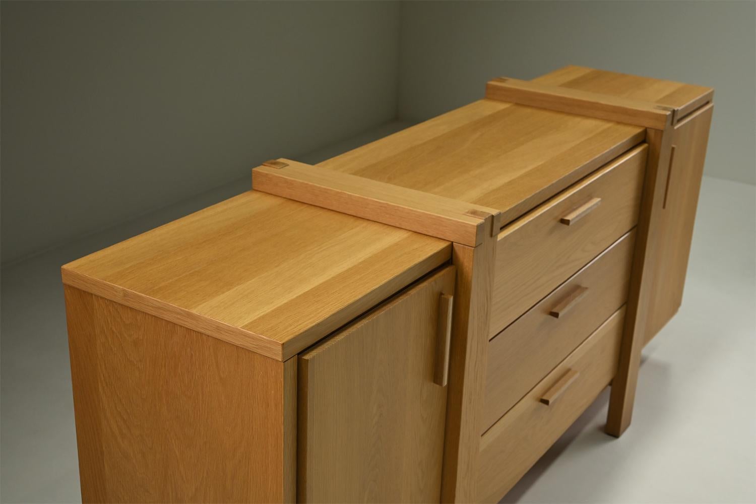 Quercia Brustalist oak sideboard, Belgium. in vendita