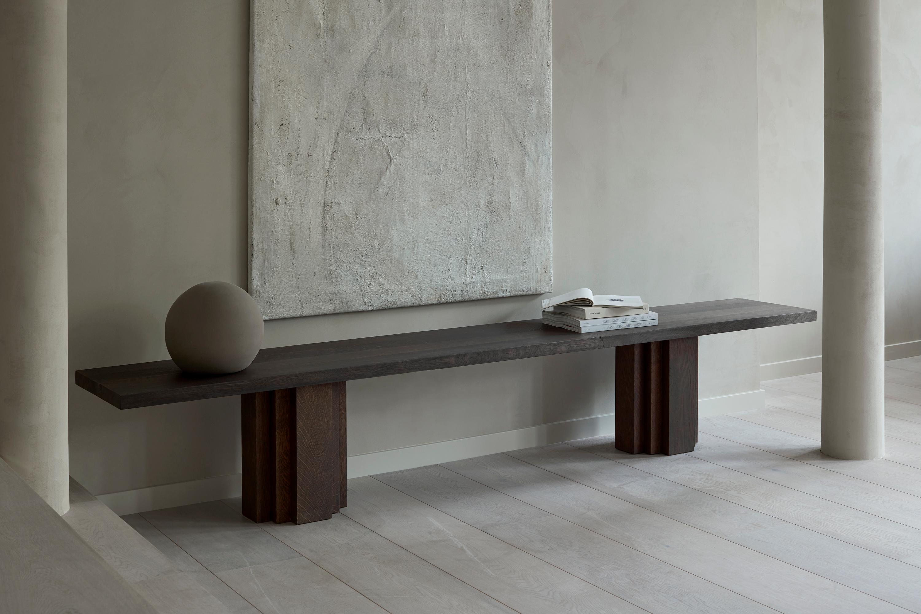 Panchina rettangolare Brut 220 European Dark Oak di Mokko Amsterdam
Dimensioni: D 40 x L 220 x H 45 cm. 
Materiali: Oak Oak.

Disponibile in diverse opzioni di materiali e dimensioni. Disegnato da Aad Bos e realizzato nei Paesi Bassi.