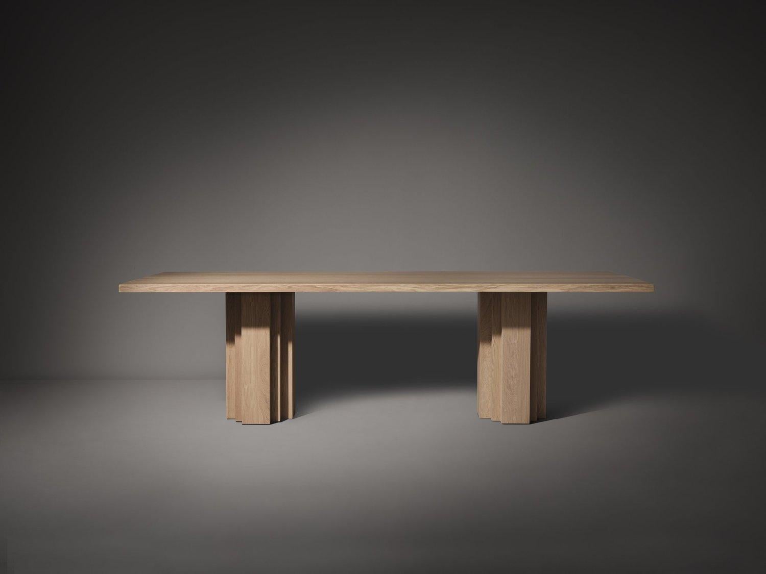 Tavolo da pranzo rettangolare Brut 220 European Light Oak di Mokko Amsterdam
Dimensioni: P 90 x L 220 x H 75 cm. 
Materiali: Oak Oak.

Disponibile in diverse opzioni di materiali e dimensioni. Disegnato da Aad Bos e realizzato nei Paesi Bassi.