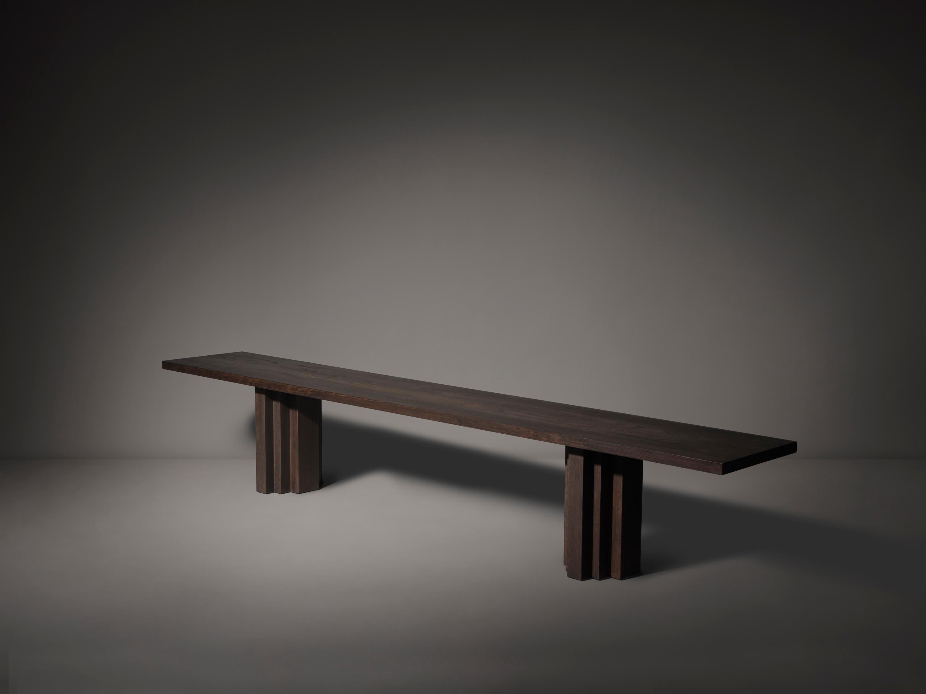 Banco rectangular europeo de roble oscuro Brut Slim 180 by Mokko Amsterdam
Dimensiones: P 40 x An 180 x Al 45 cm. 
Materiales: Roble europeo.

Disponible en distintos materiales y dimensiones. Diseñado por Aad Bos y fabricado en Holanda. Los precios