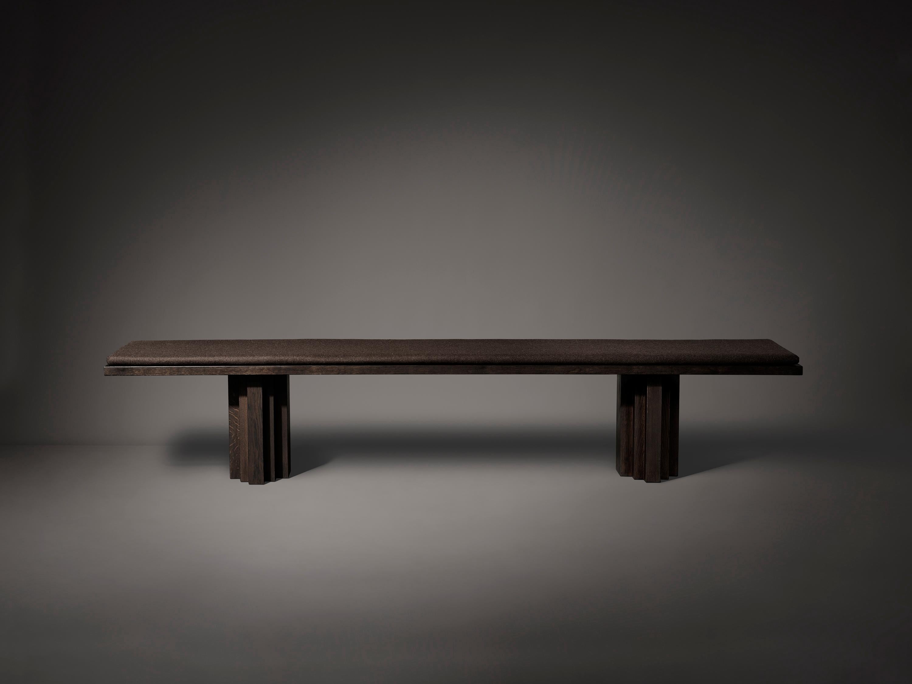Banco rectangular europeo de roble oscuro Brut Slim 180 by Mokko Amsterdam en Nuevo estado para la venta en Geneve, CH
