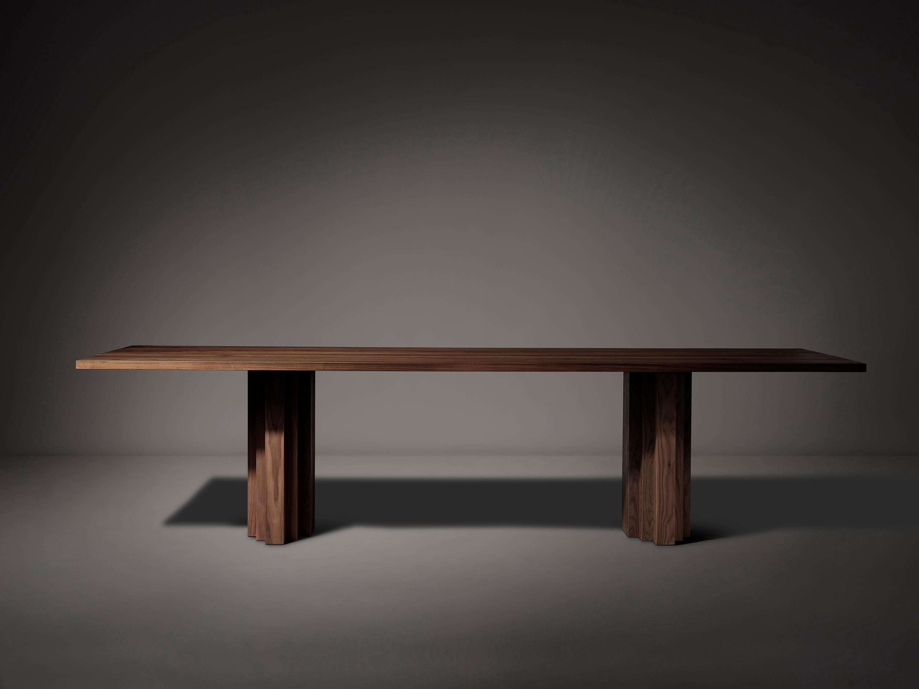 Tavolo da pranzo rettangolare Brut Slim 240 in noce americano di Mokko Amsterdam
Dimensioni: D 90 x L 240 x H 75 cm. 
Materiali: Noce americano.

Disponibile in diverse opzioni di materiali e dimensioni. Disegnato da Aad Bos e realizzato nei Paesi
