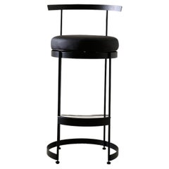 Taburete de bar giratorio Brut en piel de cactus negra by MENO HOME